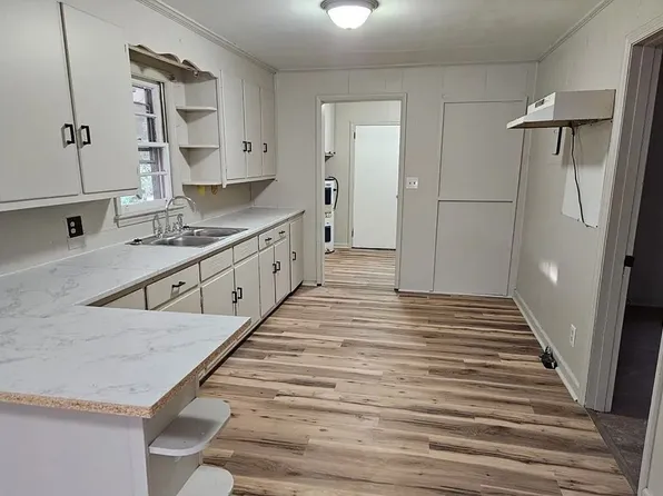 5300 Bayleaf Dr, Fayetteville, NC 28304