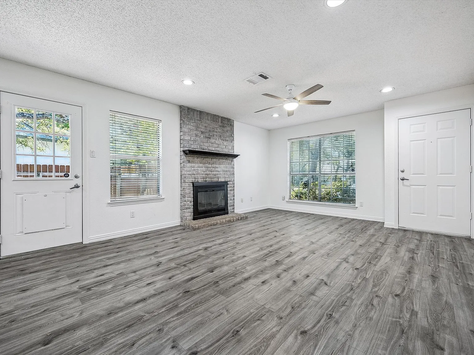 3 bed, 1267 sqft, $1,995 — Photo 4