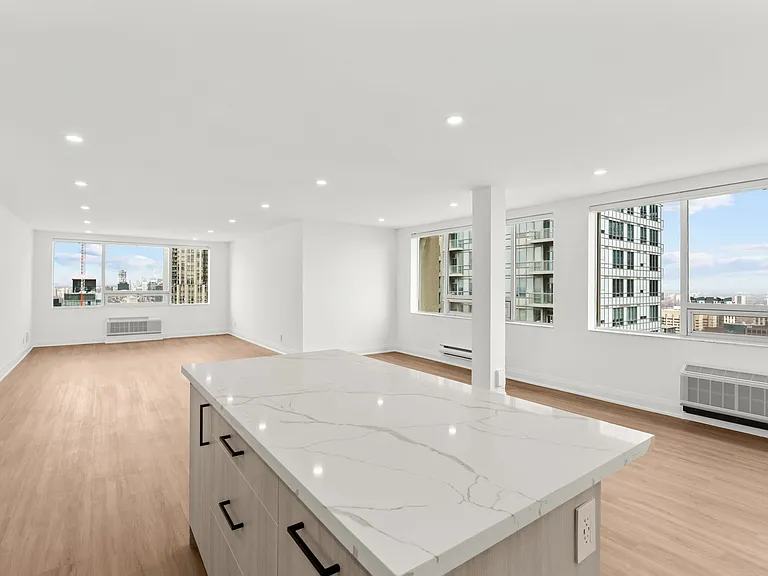 44 Charles St W — Photo 107
