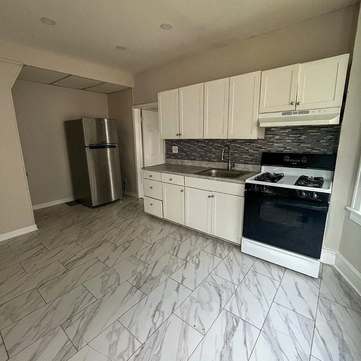 1 bed, 1.0 bath, 2037 sqft, $1,650 — Photo 2