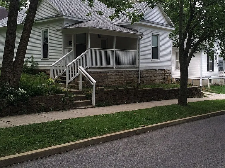 716 E 2nd St — Photo 9