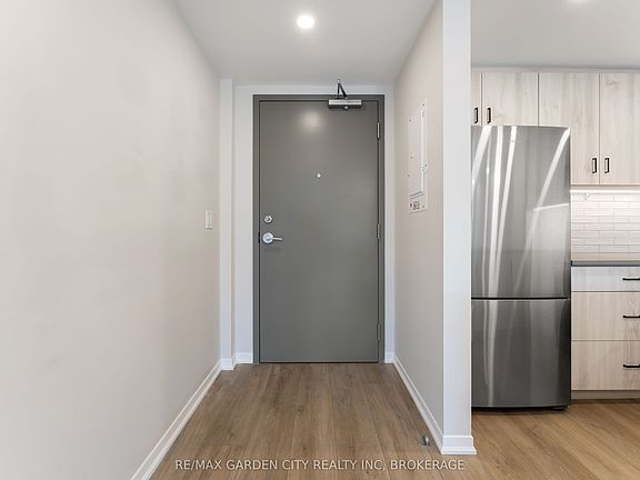 5th image of 3998 Victoria Ave #110