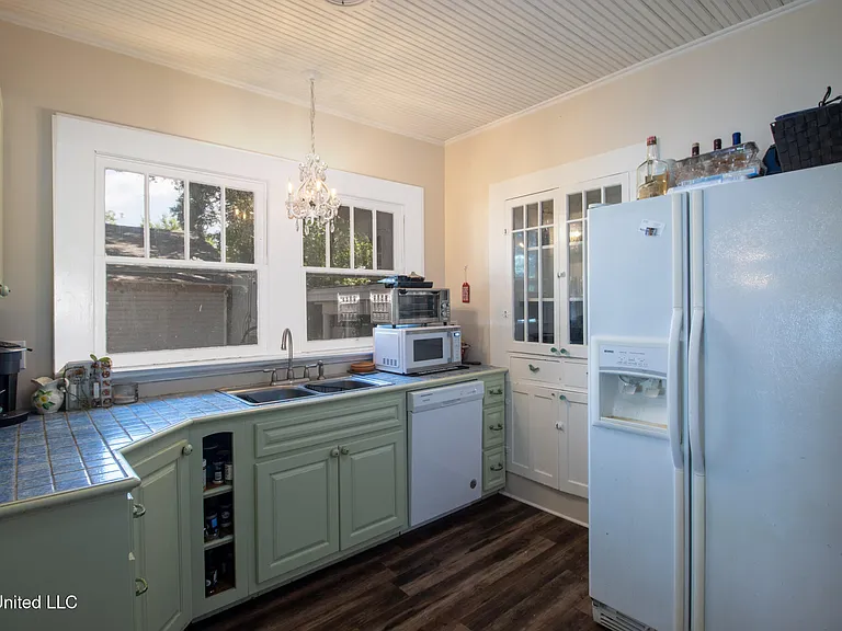 258 Querens Ave — Photo 8