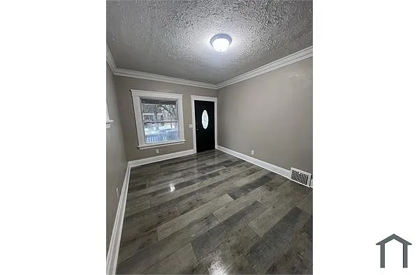 10302 Lamontier Ave photo 1