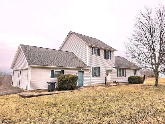 3rd image of 141 Meadowpark Dr