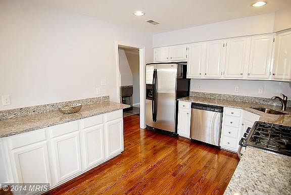4th image of 5104 Woodford Dr