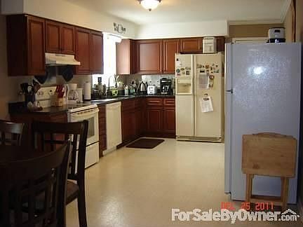 Kitchen : Large eat-in kitchen, cherry wood cabinets, granite counter-tops