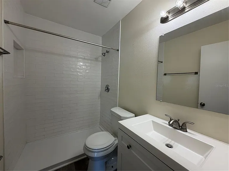 1740 W Walnut St — Photo 14