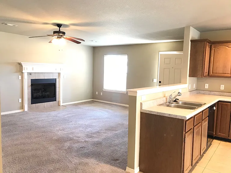 405 E Laurel Ave — Photo 2