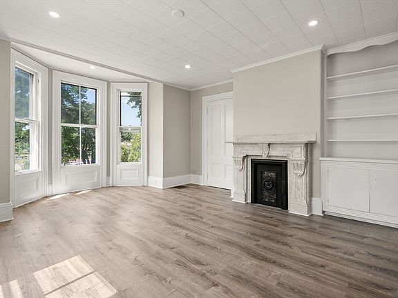 5th image of 83 Oak St