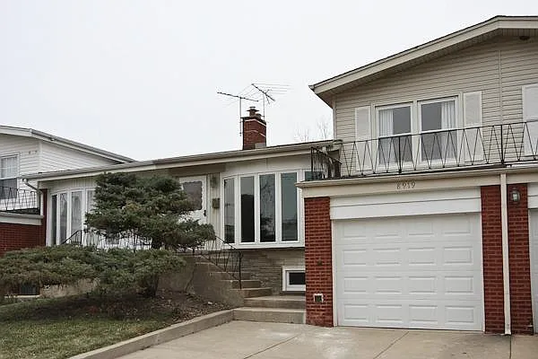 8919 Robin Dr photo 1