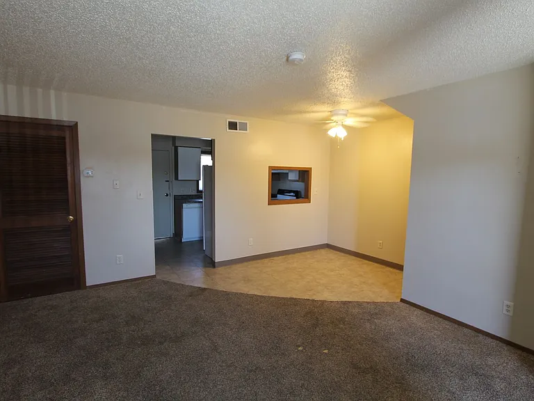 The Warwick of Norfolk. Now leasing updated 1, 2 bedroom apartments and 3 bedroom townhomes! — Photo 41