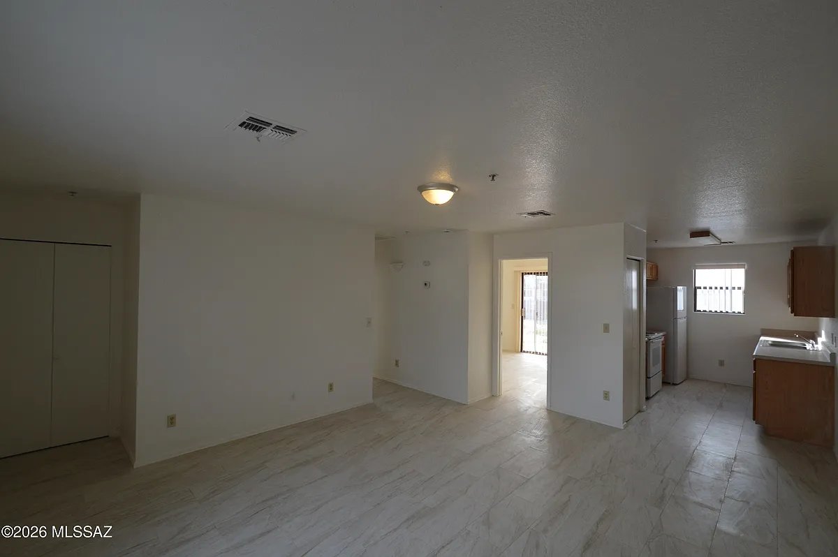 Building Photo - 2427 N Los Altos Ave #1