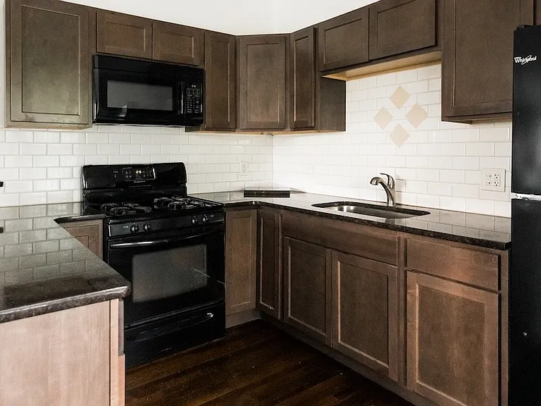 2202 Lothrop St — Photo 4