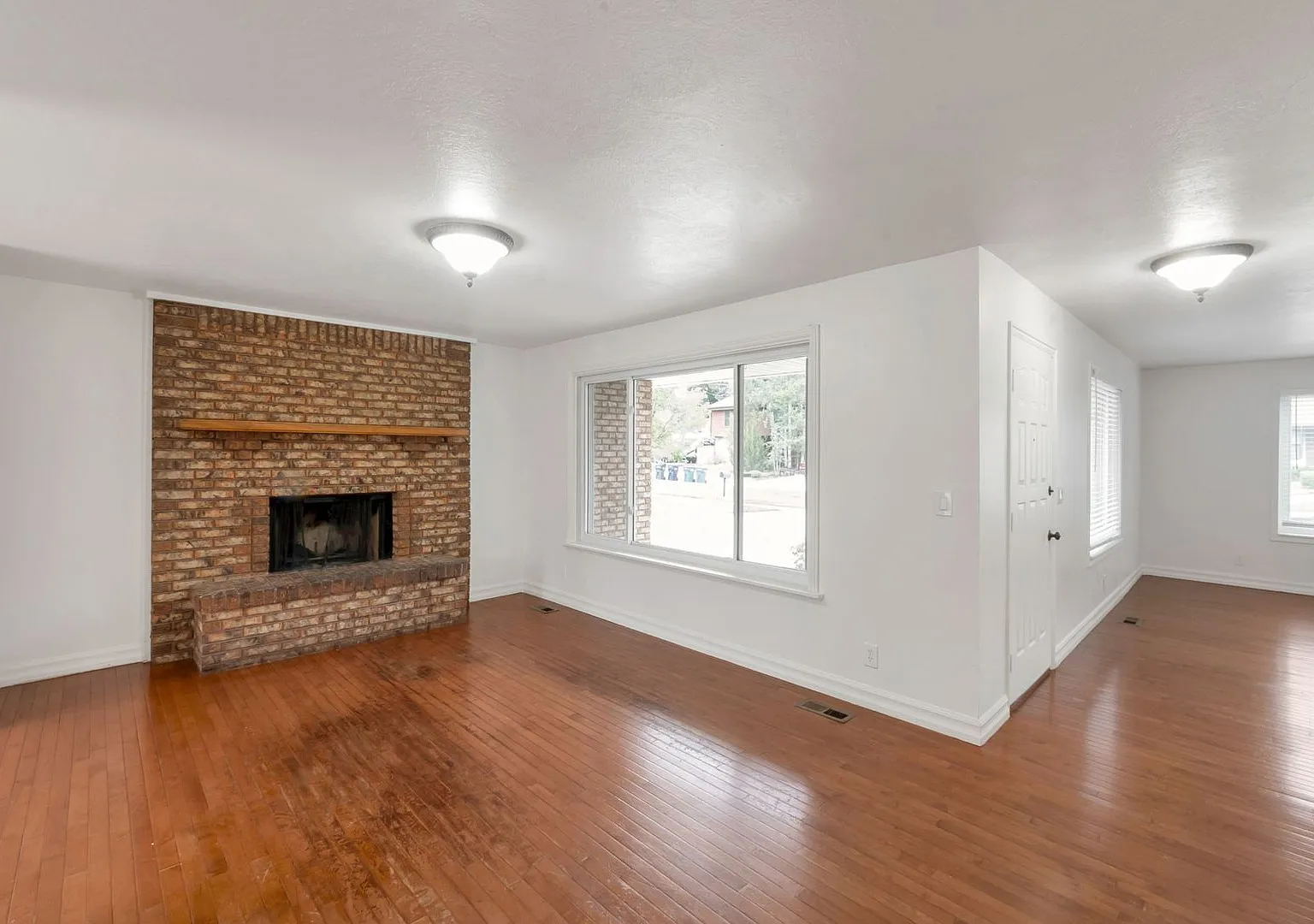 Beautiful & Spacious Brick Rambler in East Sandy! — Photo 4