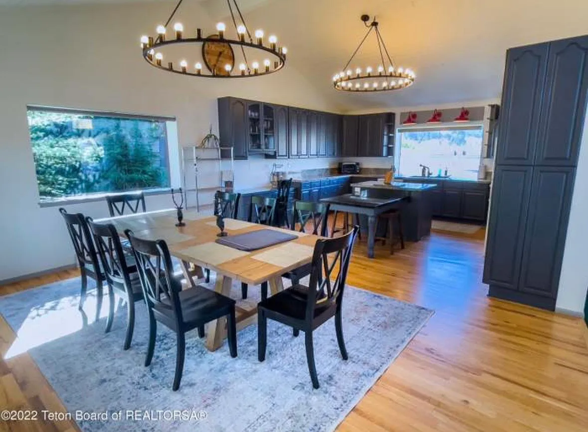 4 bed, 2.5 bath, 3500 sqft, $12,000 — Photo 3
