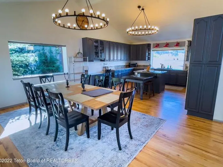 430 Henley Rd — Photo 3