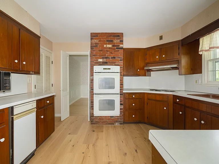 50 Aspinwall Rd — Photo 3