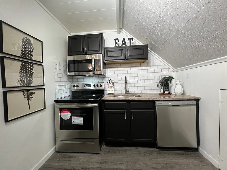 1084 Van Dyke St #301 — Photo 8