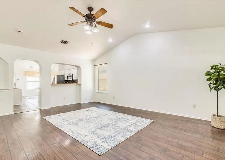 158 Hogan — Photo 3