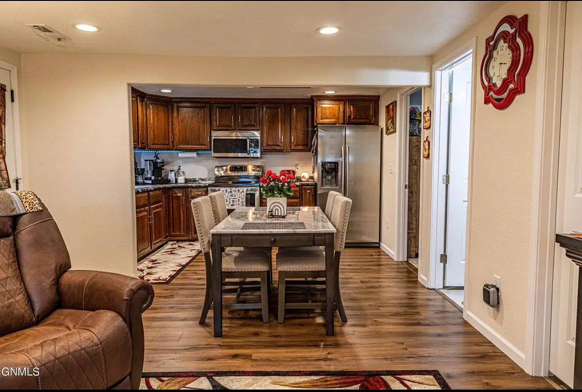 2 bed, 1.0 bath, 1116 sqft, $1,200 — Photo 3