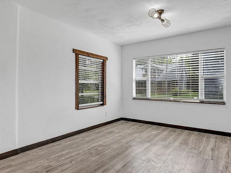 611 Marion St — Photo 16