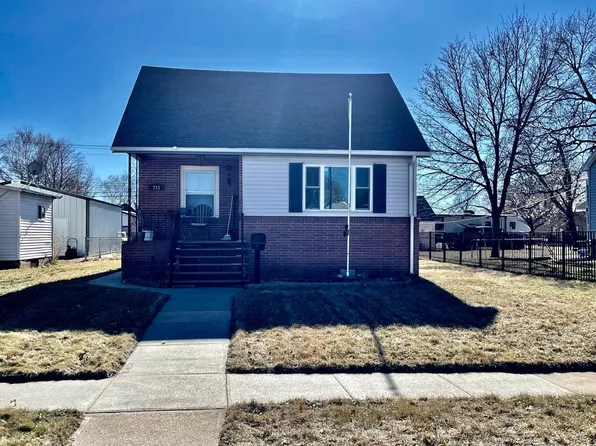 711 11th St, Gothenburg, NE 69138