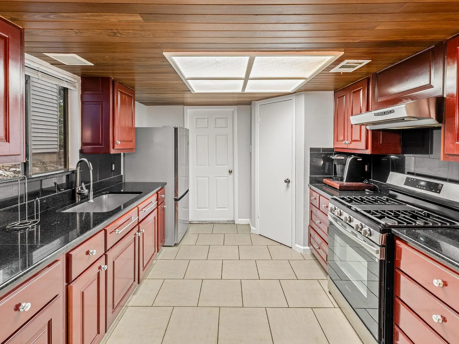 4 bed, 2.0 bath, 1483 sqft, $2,400 — Photo 4
