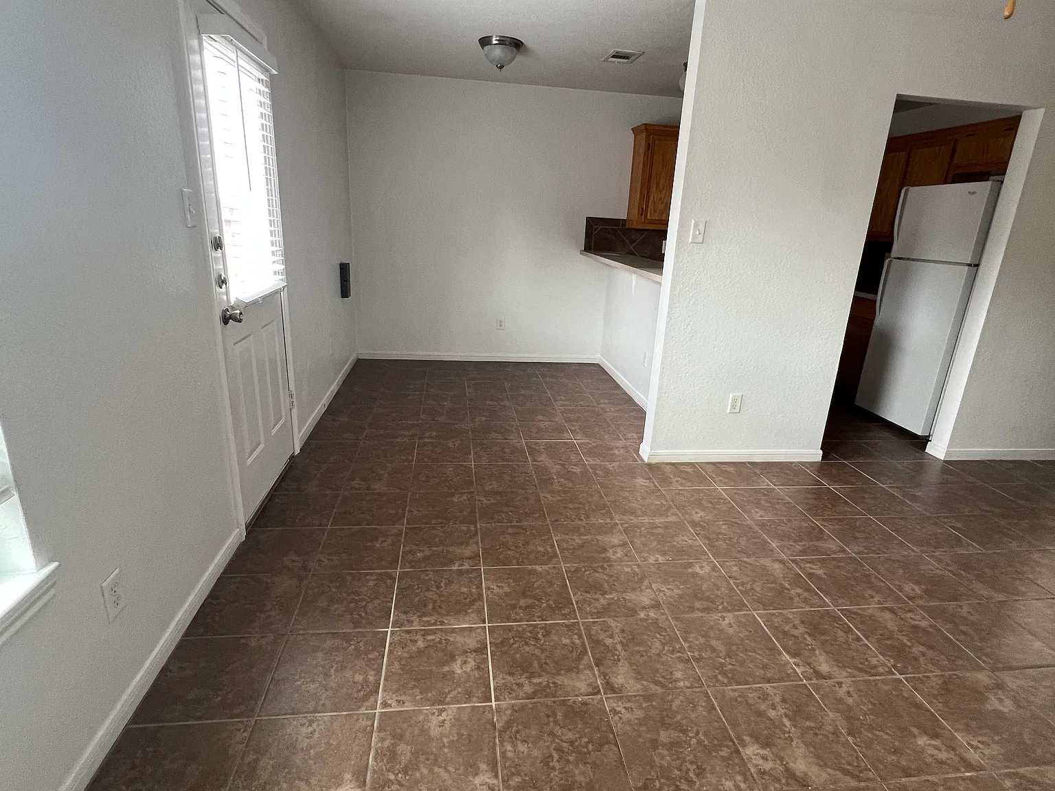 3 bed, 2.5 bath, 1250 sqft, $1,200 — Photo 3