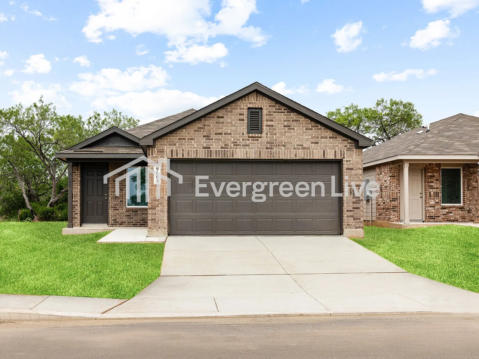 4 bed, 2.0 bath, 1600 sqft, $1,700 — Photo 1