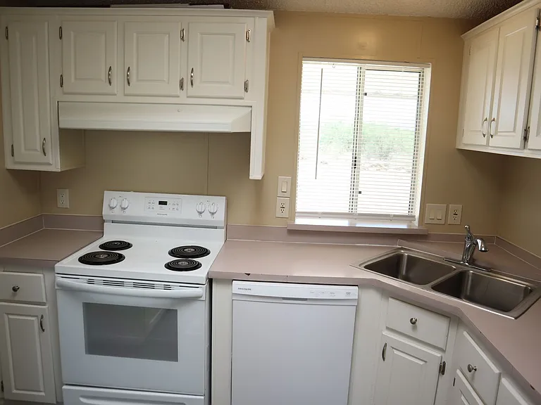 545 N Sabin St — Photo 6