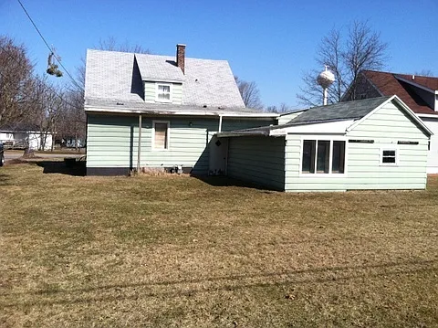 3 Bed 1 Bath Single Family Home in Rothschild — Photo 2