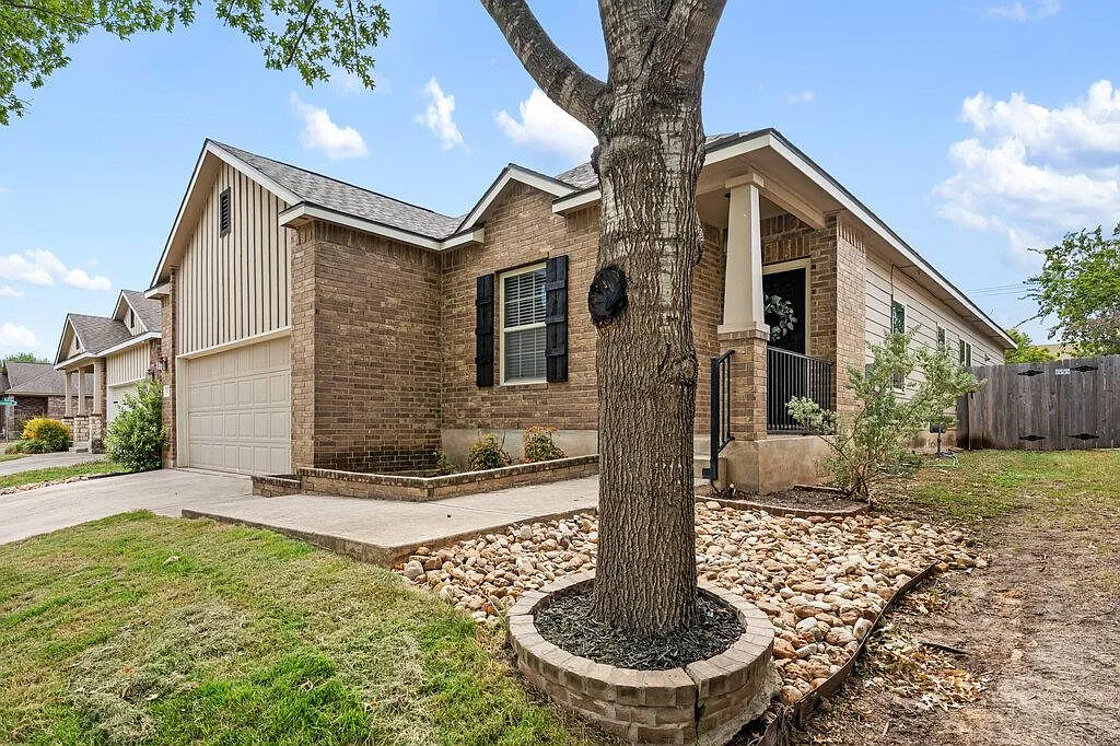 4 bed, 2.0 bath, 2092 sqft, $2,495 — Photo 2