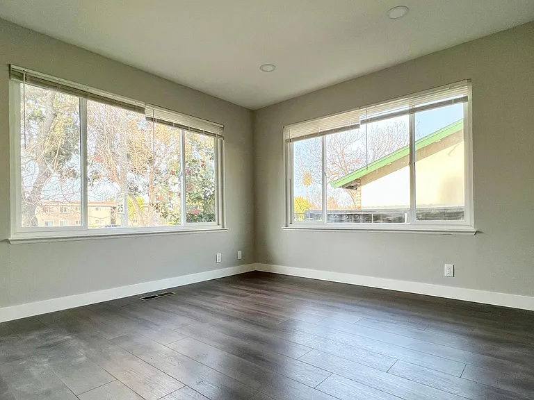 698 Danforth Dr — Photo 6