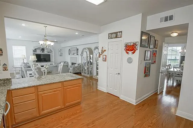 421 Creekside Ct — Photo 14