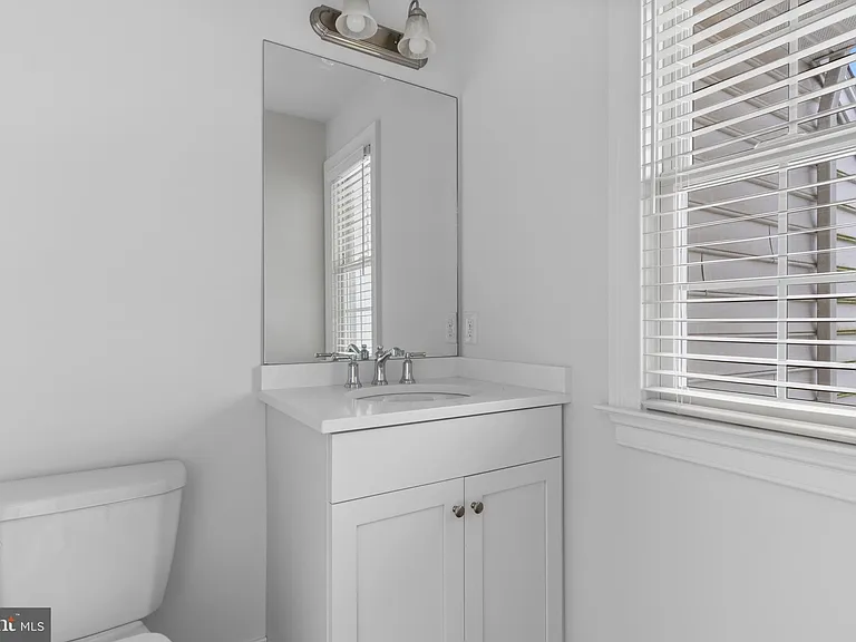 619 W Mulberry St — Photo 28