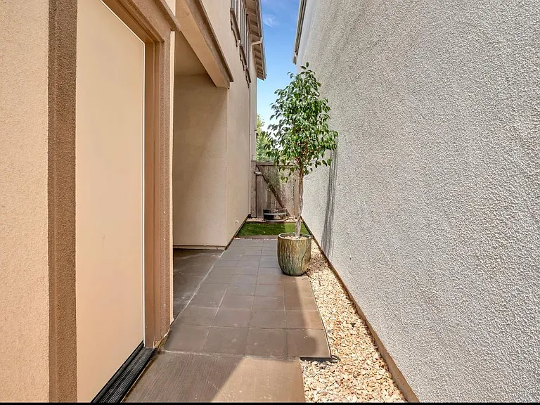 11030 International Dr — Photo 17