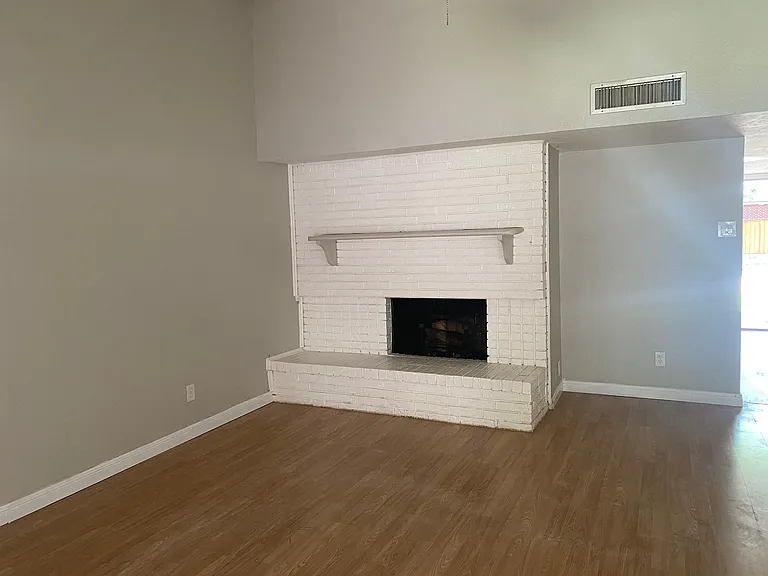 1109 Cross Bend Rd — Photo 3