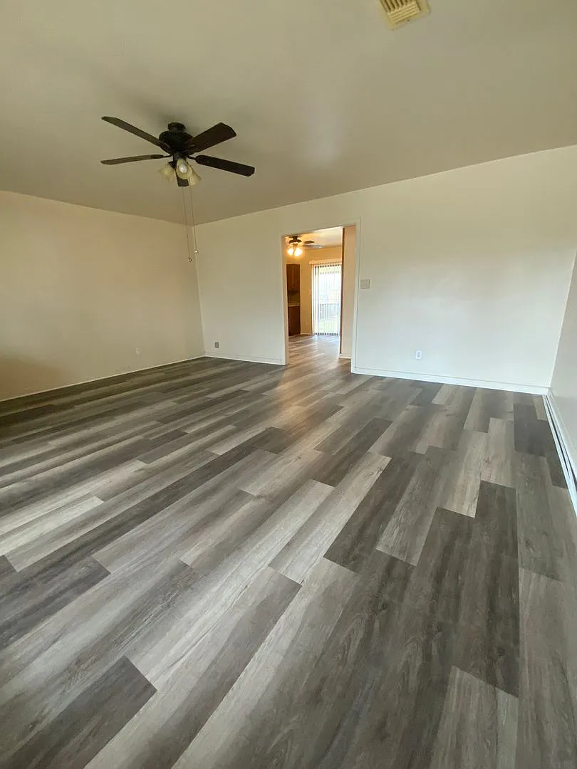 Available for immediate move in! Quaint home with vinyl plank flooring! — Photo 2