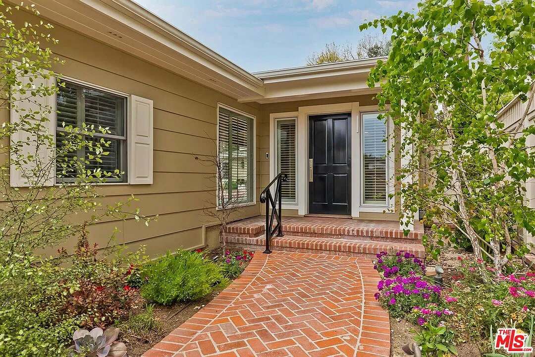 3 bed, 3.5 bath, 2400 sqft, $9,300 — Photo 1