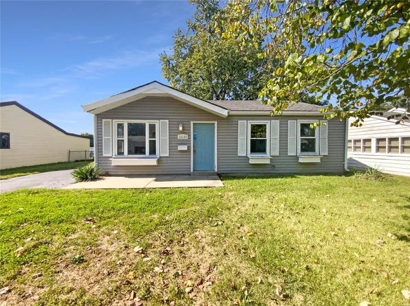 12133 Parkwood Pl, Maryland Heights, MO 63043