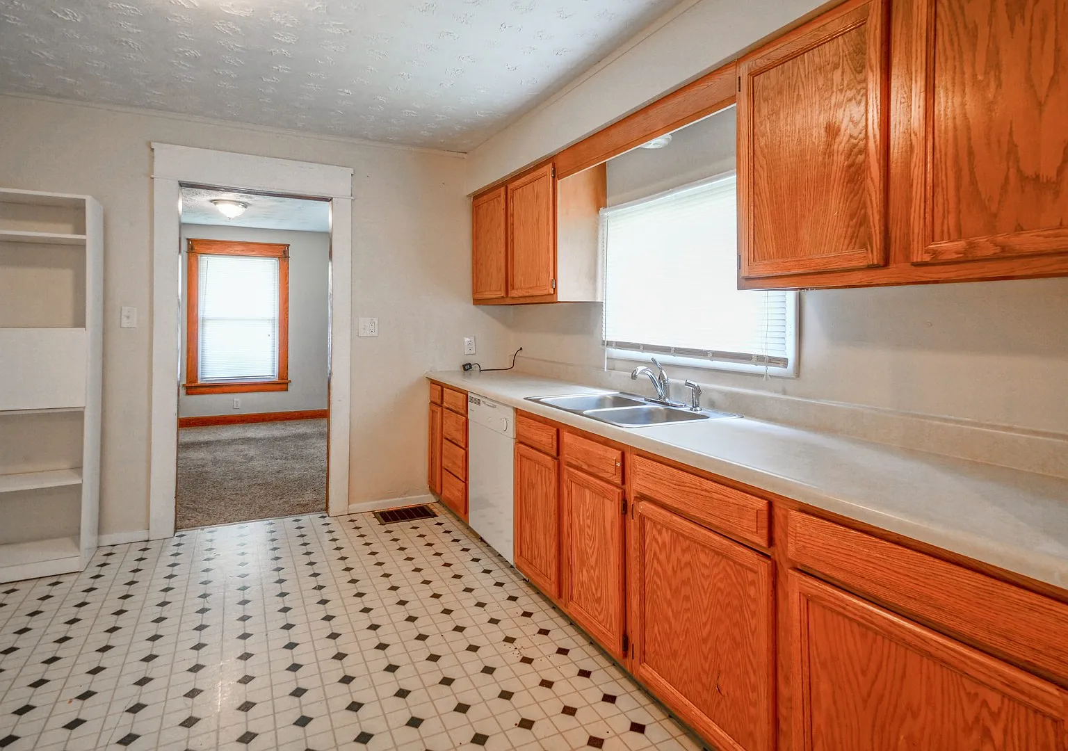 Great 3 Bedroom, 2 Bath - Just Off 17th St! *2027* — Photo 2