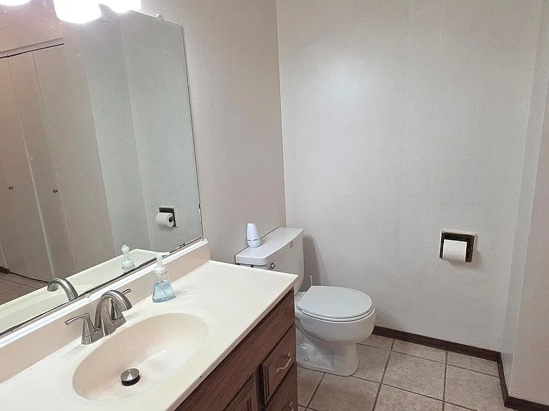 1635 E Hanover St — Photo 7