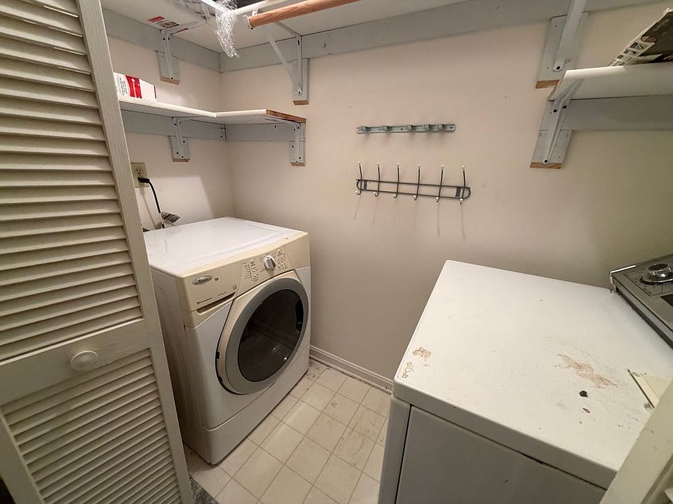2nd image of 916 Windbrooke Dr