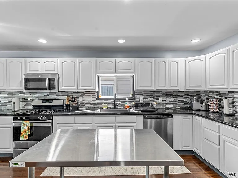 114 Flohr Ave — Photo 5