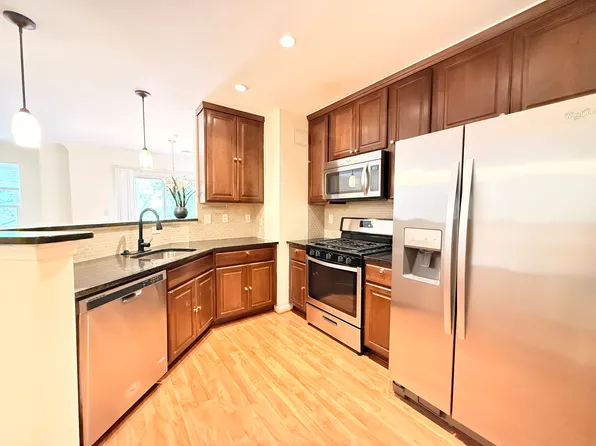 12823 Fair Briar Ln, Fairfax, VA 22033