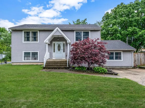 4 Flintlock Lane, Selden, NY 11784