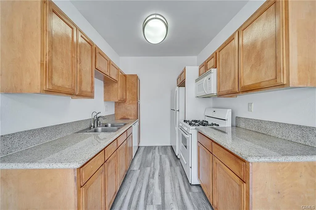 2 bed, 870 sqft, $2,600 — Photo 4