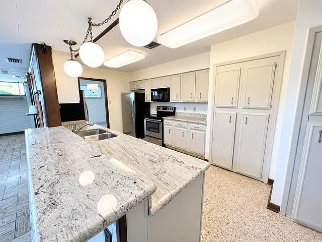 3 bed, 2.0 bath, 1700 sqft, $2,000 — Photo 4