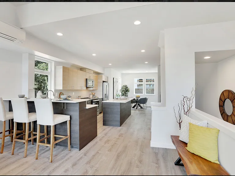 Silverlake Townhomes — Photo 2